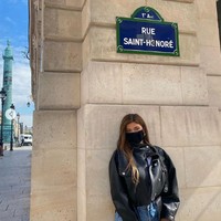 Kylie Jenner juga mengunggah salah satu fotonya yang memperlihatkan dirinya tidak melupakan protokol kesehatan pencegahan virus Corona saat di Paris. Adik tiri Kim Kardashian itu berpose dengan memakai masker. Foto: Dok. Instagram Kylie Jenner