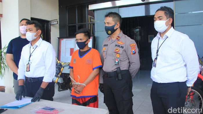 Seorang pria di Surabaya diamankan karena membuat laporan palsu. Ia melaporkan berita bohong soal kebakaran.