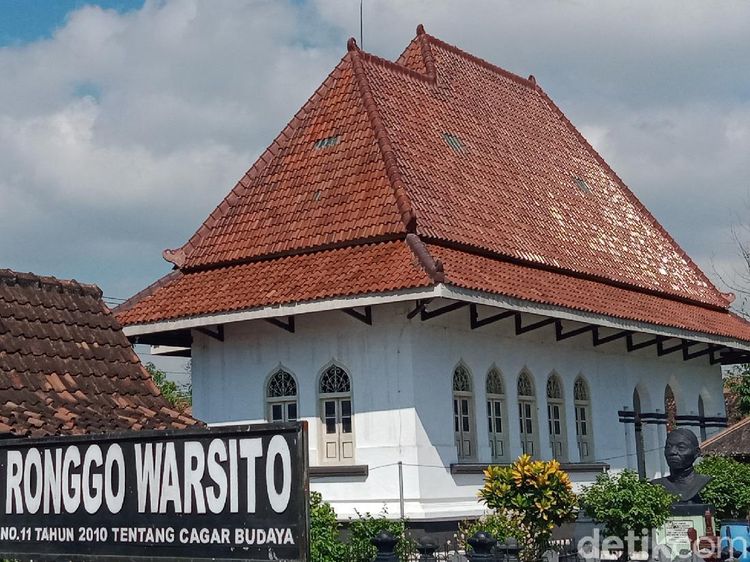Foto: Saat Jutaan Kelelawar Padati Makam Ronggowarsito