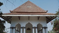 Kelelawar itu punya kebiasaan petang pergi berombongan, nanti pulang dini hari. Jumlah kelelawar yang begitu banyak, membuat kotor lantai makam utama. Minimal lima kali dalam sehari Dayat dan istrinya, Samini (58) harus membersihkan makam. (Achmad Syauqi/detikcom)