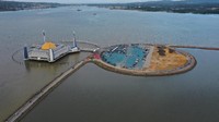 Masjid dengan luas 12.692 meter persegi yang terdiri bangunan utama masjid, plaza tertutup dan plaza terbuka menjadi daya tarik pengunjung untuk berwisata religi.