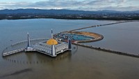 Foto udara Masjid Al Alam yang berada di tengah Teluk Kendari, Kendari, Sulawesi Tenggara, Minggu (30/8/2020).