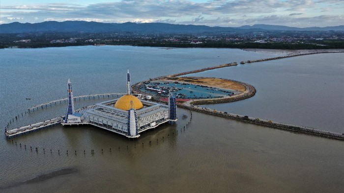 Foto udara Masjid Al Alam yang berada di tengah Teluk Kendari, Kendari, Sulawesi Tenggara, Minggu (30/8/2020). Masjid dengan luas 12.692 meter persegi yang terdiri bangunan utama masjid, plaza tertutup dan plaza terbuka menjadi daya tarik pengunjung untuk berwisata religi. ANTARA FOTO/Jojon/aww.