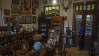 Pekerja merawat koleksi sejumlah benda kuno di Faza Art, Pekalongan, Jawa Tengah, Senin (31/8/2020).