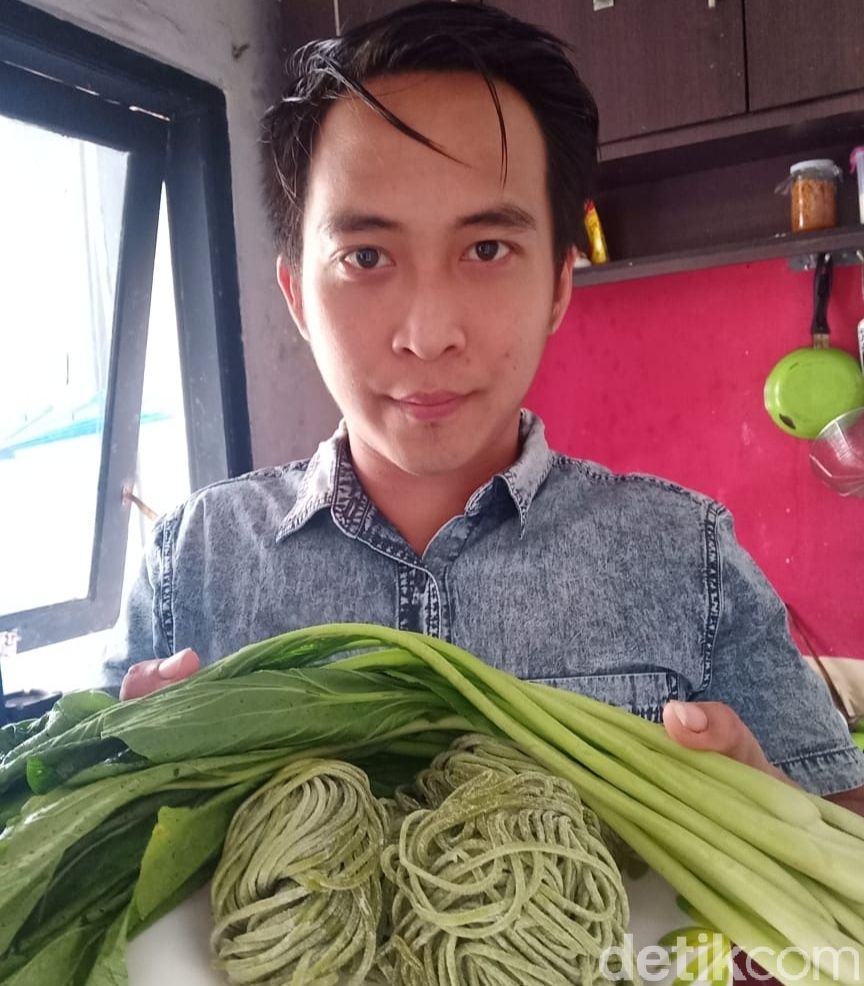 Di PHK, Pria Ini Banting Stir Jualan Mie Organik