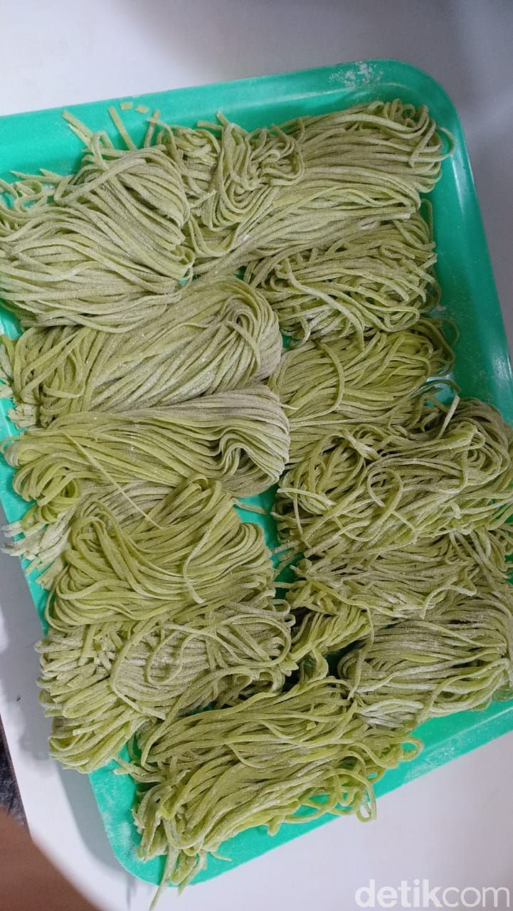Di PHK, Pria Ini Banting Stir Jualan Mie Organik
