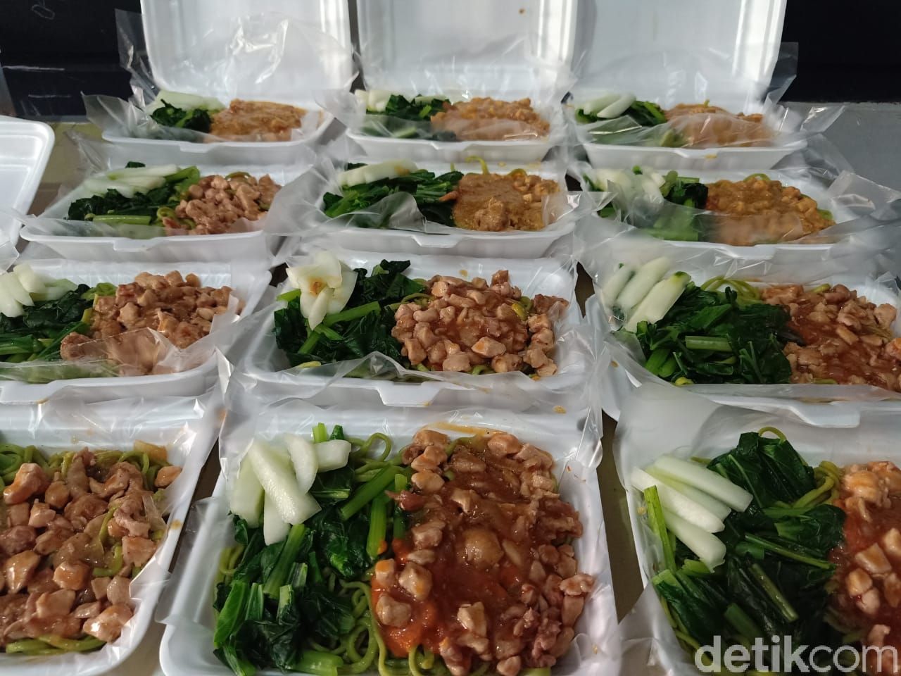 Di PHK, Pria Ini Banting Stir Jualan Mie Organik