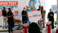 Kepala BPPT Hammam Riza, menyerahkan secara simbolis Mobile Laboratory Bio Safety Level (BSL) – 2 kepada Ketua Yayasan BUMN Harjawan Balaningrath, di Tangerang Selatan, Banten.