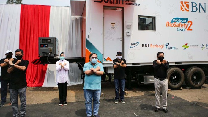 Mobil Laboratorium Bergerak untuk Pemeriksaan COVID-19 Mobile Laboratory Bio Safety Level (BSL) β 2 diserahkan kepada Yayasan BUMN. Mobil ini merupakan laboratorium bergerak untuk pemeriksaan COVID-19.