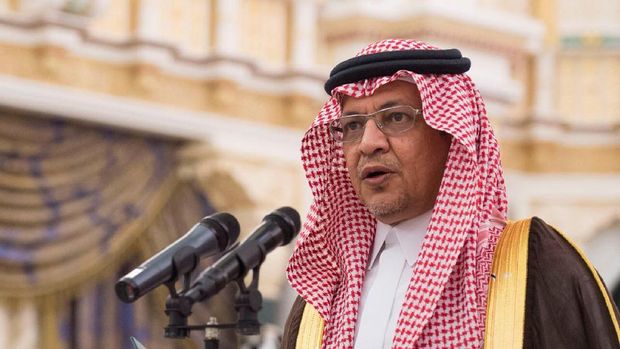 In this photo provided by the Saudi Press Agency, the new Economy and Planning Minister, Mohammad al-Tuwaijri, is sworn in before King Salman, in Riyadh, Saudi Arabia, Monday, Nov. 6, 2017. The king has sworn in new officials to take over from a powerful prince and former minister believed to be detained in a large-scale sweep that has shocked the country and upended longstanding traditions within the ruling family. (Saudi Press Agency, via AP)
