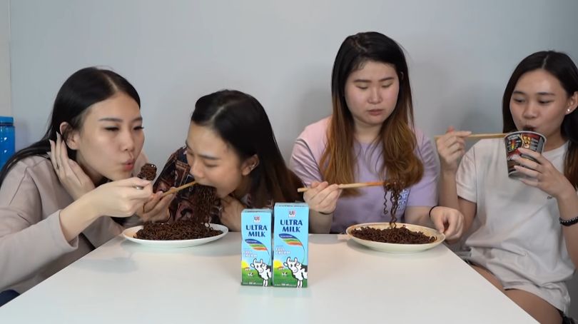 5 YouTuber Mukbang Camilan Pedas