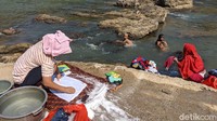 Biasanya batas air sungai mencapai akar pepohonan dan bebatuan tertutup air.