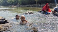 Warga pun memanfaatkan untuk mencuci pakaian karena air sumur mengering.