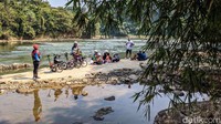 Selain itu, komunitas sepeda memanfaatkan sejumlah sisi sungai untuk beristirahat dan berswafoto.