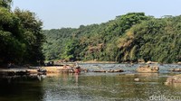 Warga beraktivitas di Sungai Cisadane yang melintas di kawasan Parung, Bogor, Minggu (30/8/2020).