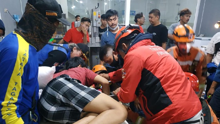 Ngilu! Tangan Karyawan Toko Daging di Depok Masuk Mesin Penggiling