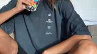 Model cantik berusia 27 tahun ini ternyata merupakan penggemar berat Capri Sun, yaitu jus buah kemasan yang punya rasa manis menyegarkan. Foto: Instagram @nico.potu
