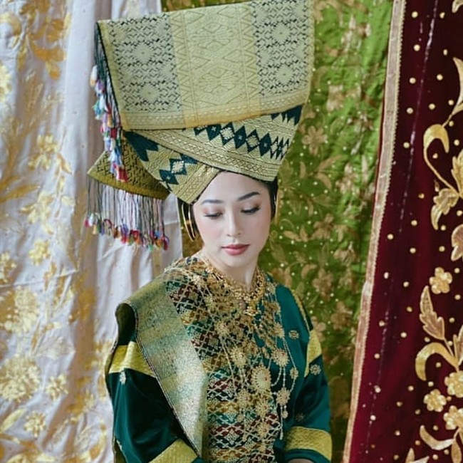 Nikita Willy juga terlihat anggun dengan menggunakan busana adat Minang. Bagaimana menurutmu? Foto: Instagram @nikilovers_sby94