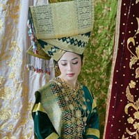 Nikita Willy juga terlihat anggun dengan menggunakan busana adat Minang. Bagaimana menurutmu? Foto: Instagram @nikilovers_sby94