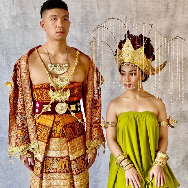 Dalam foto preweddingnya ini, Nikita tampak mengenakan pakaian berwarna hijau, berbeda dengan Indra Priawan yang terlihat mengenakan busana berwarna coklat. Walaupun demikian, keduanya tetap terlihat serasi. Foto: Instagram @dewinakarina