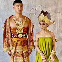 Dalam foto preweddingnya ini, Nikita tampak mengenakan pakaian berwarna hijau, berbeda dengan Indra Priawan yang terlihat mengenakan busana berwarna coklat. Walaupun demikian, keduanya tetap terlihat serasi. Foto: Instagram @dewinakarina