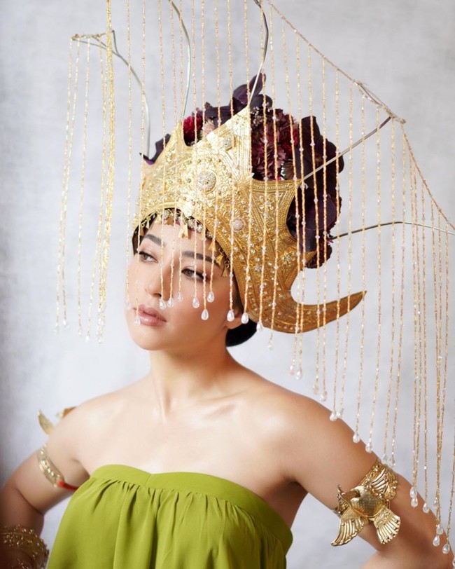 Untuk foto prewedding, Nikita Willy dan Indra Priawan memilih adat Lampung dan Minang. Nikita pun tampak cantik dengan mengenakan mahkota keemasan di kepalanya. Foto: Instagram @archangelachelsea