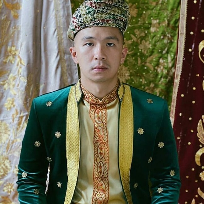 Inilah tampilan Indra Priawan ketika menggunakan busana adat Minang berwarna senada dengan Nikita Willy.  Foto: Instagram @nikilovers_sby94
