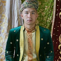 Inilah tampilan Indra Priawan ketika menggunakan busana adat Minang berwarna senada dengan Nikita Willy.  Foto: Instagram @nikilovers_sby94