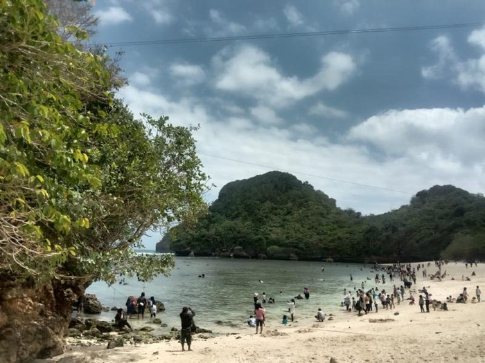Pantai Teluk Asmoro Malang Selatan