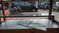 Menurut Koordinator PKL, Walidi, ratusan orang yang memakai baju biasa ini, datang bergerombol menggunakan sepeda motor. Mereka terlihat membawa benda keras, seperti kayu dan stik golf. Mereka langsung merusak area PKL di Jalan Lapangan Tembak, Cibubur, Ciracas, Jakarta Timur (Wilda Nufus/detikcom).