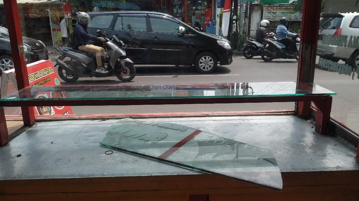 Pedagang kaki lima (PKL) di Arundina, Jalan Raya Kelapa Dua, Jakarta Timur dirusak. Anggota TNI mendatangi lokasi untuk mendata kerusakan. Lokasi PKL jauh dari Polsek Ciracas.