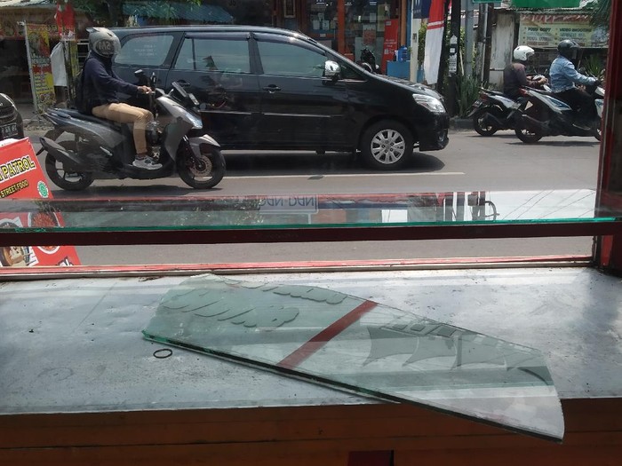 Pedagang kaki lima (PKL) di Arundina, Jalan Raya Kelapa Dua, Jakarta Timur dirusak. Anggota TNI mendatangi lokasi untuk mendata kerusakan. Lokasi PKL jauh dari Polsek Ciracas.