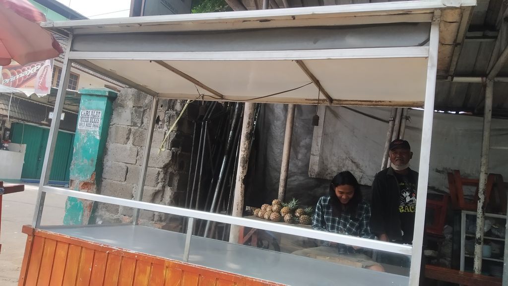 Pedagang kaki lima (PKL) di Arundina, Jalan Raya Kelapa Dua, Jakarta Timur dirusak. Anggota TNI mendatangi lokasi untuk mendata kerusakan. Lokasi PKL jauh dari Polsek Ciracas.