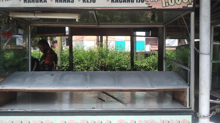 Pedagang kaki lima (PKL) di Arundina, Jalan Raya Kelapa Dua, Jakarta Timur dirusak. Anggota TNI mendatangi lokasi untuk mendata kerusakan. Lokasi PKL jauh dari Polsek Ciracas.