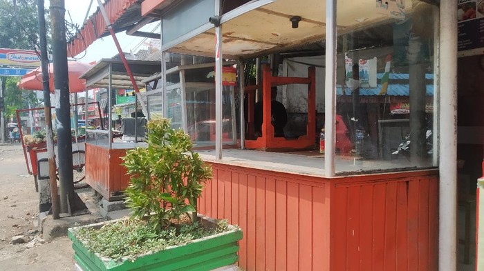 Pedagang kaki lima (PKL) di Arundina, Jalan Raya Kelapa Dua, Jakarta Timur dirusak. Anggota TNI mendatangi lokasi untuk mendata kerusakan. Lokasi PKL jauh dari Polsek Ciracas.