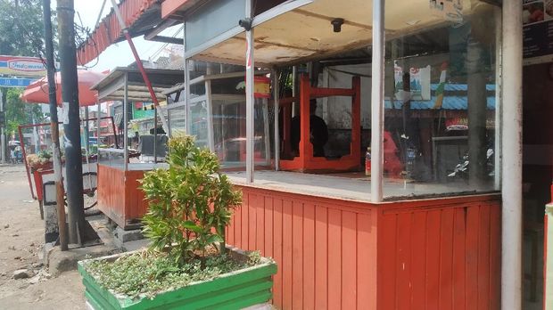 Pedagang kaki lima (PKL) di Arundina, Jalan Raya Kelapa Dua, Jakarta Timur dirusak. Anggota TNI mendatangi lokasi untuk mendata kerusakan. Lokasi PKL jauh dari Polsek Ciracas.