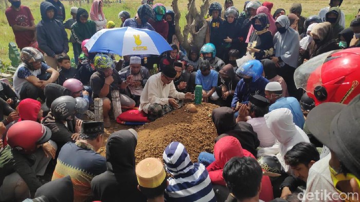 Pemakaman Anjas, korban penembakan di Makassar (Taufik-detikcom).