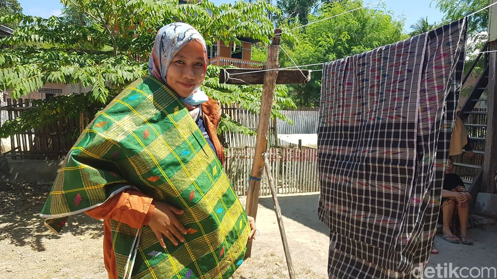 Pembuatan sarung khas Suku Mandar.