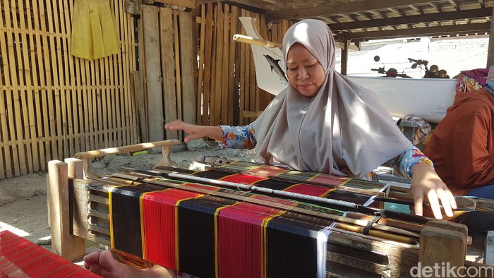 Pembuatan sarung khas Suku Mandar.
