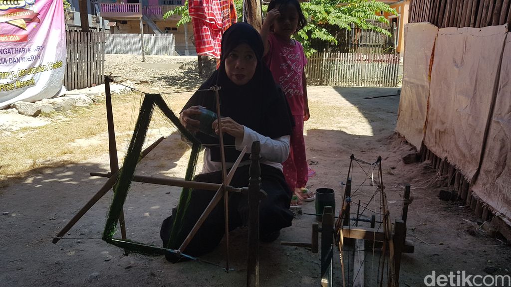 Pembuatan sarung khas Suku Mandar.
