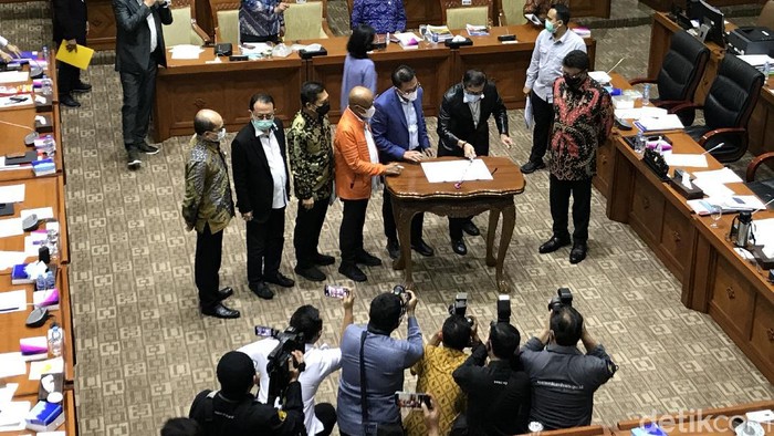 Pemerintah-DPR sepakat membawa RUU MK ke paripurna (Rolando Sihombing/detikcom).