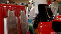 Dalam upaya mencegah penyebaran virus Corona, tempat bermain anak itu pun tampak mulai menerapak protokol kesehatan seperti membatasi jumlah mesin permainan yang diaktifkan hingga mewajibkan petugas permainan untuk mengenakan masker dan pelindung wajah saat bertugas.
