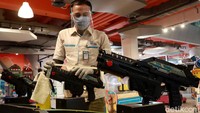 Tim Gugus Tugas COVID-19 Kota Bandung meninjau penerapan protokol kesehatan di tempat bermain anak yang berada disejumlah mal Kota Bandung, Jawa Barat, Senin (31/8/2020).