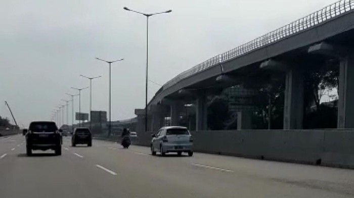 Pemotor Bonceng 3 Masuk Tol di Bekasi