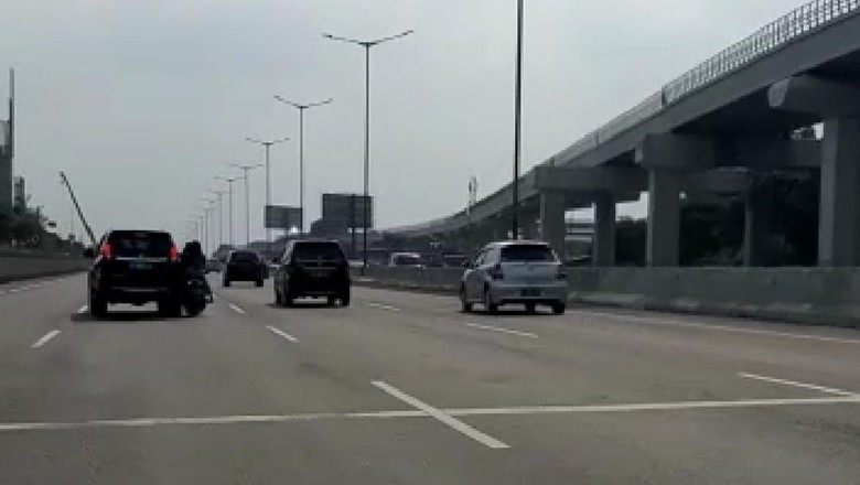 Pemotor Masuk Tol Bekasi Tangkapan Layar Pemotor Masuk Tol Bekasi