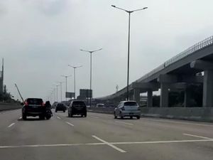Paket Nekat Komplet! Gak Pakai Helm, Bonceng Tiga, Masuk Tol Pula