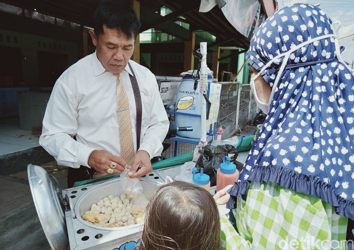 Penjual Bakso Pentol Ini Berpakaian Necis Ala Orang Kantoran