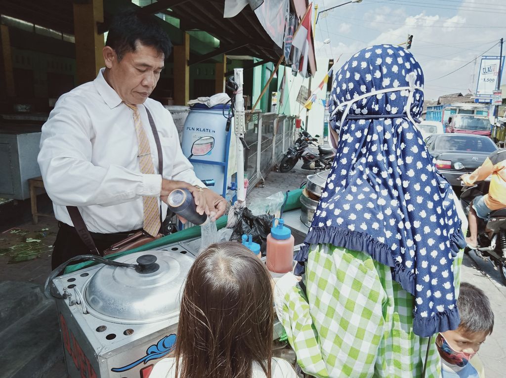 Penjual Pentol Berdandan ala Orang Kantoran, Ini Komentar Pembeli