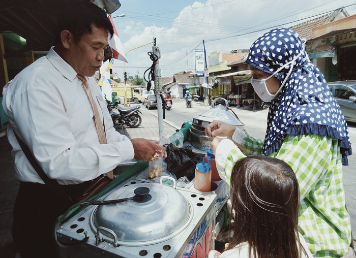 Penjual Pentol Berdandan ala Orang Kantoran, Ini Komentar Pembeli Penjual Pentol Berdandan ala Orang Kantoran, Ini Komentar Pembeli