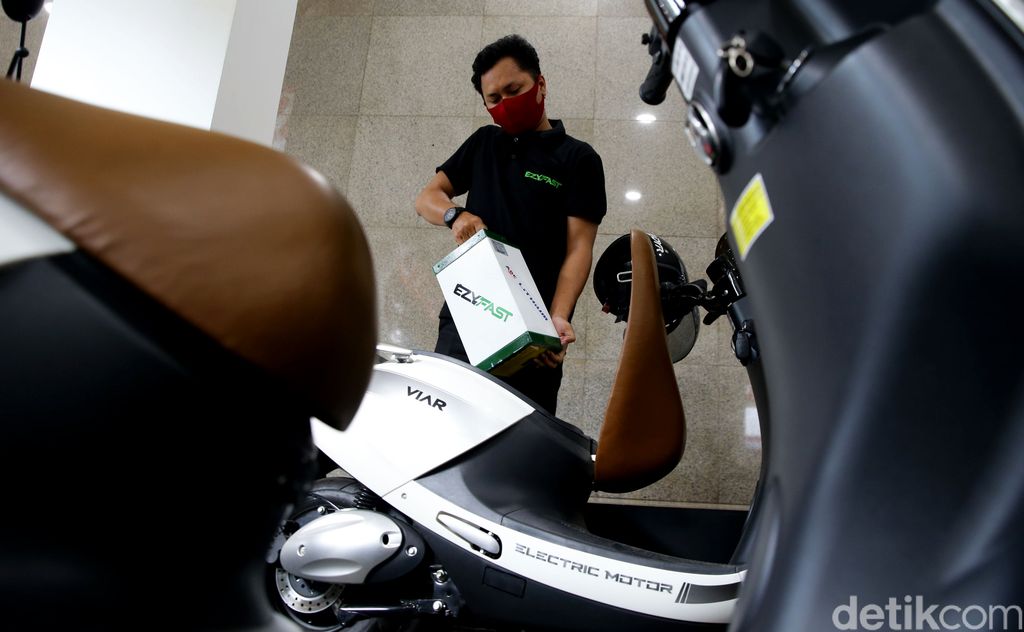 Realisasi peralihan kendaraan BBM ke listrik bakal terealisasikan. Kementerian ESDM kini melakukan uji coba Stasiun Penukaran Baterai Kendaraan Listrik Umum (SPBKLU).